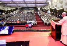 मुख्यमंत्री योगी आदित्यनाथ 470 खिलाड़ियों को पुलिस विभाग में नियुक्ति पत्र सौंपते हुए।