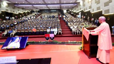 मुख्यमंत्री योगी आदित्यनाथ 470 खिलाड़ियों को पुलिस विभाग में नियुक्ति पत्र सौंपते हुए।