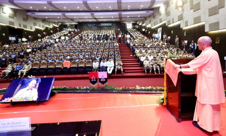 मुख्यमंत्री योगी आदित्यनाथ 470 खिलाड़ियों को पुलिस विभाग में नियुक्ति पत्र सौंपते हुए।