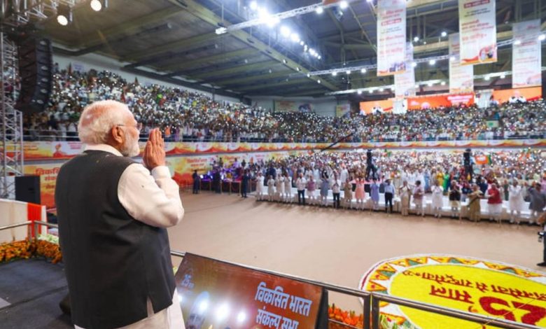 नई दिल्ली के इंदिरा गांधी इंडोर स्टेडियम में सेवा ज्योति कार्यक्रम को संबोधित करते प्रधानमंत्री नरेंद्र मोदी।