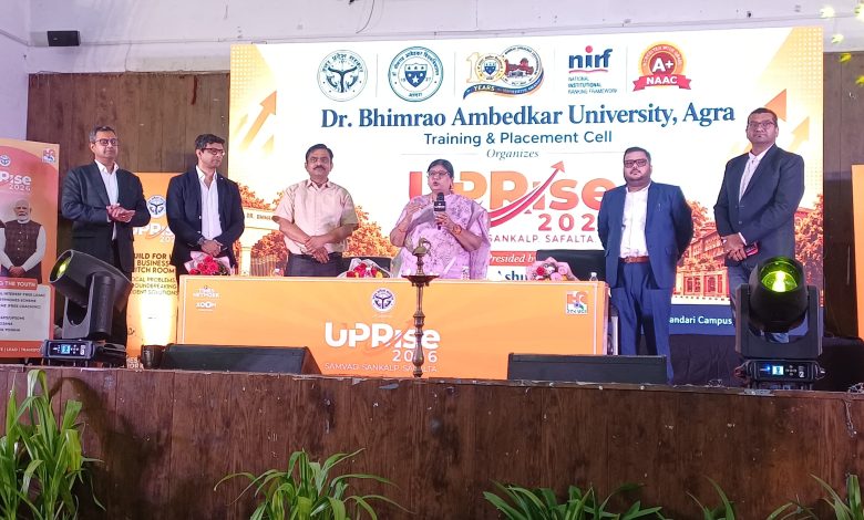 झांसी में UP RISE कार्यक्रम के दौरान युवा नवाचारियों और स्टार्टअप टीमों ने विशेषज्ञों के सामने अपने आइडिया प्रस्तुत किए।