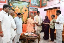 मुख्यमंत्री योगी आदित्यनाथ गोरखनाथ मंदिर में पीड़ित परिवारों से मुलाकात कर उन्हें सांत्वना और आर्थिक सहायता प्रदान करते हुए।