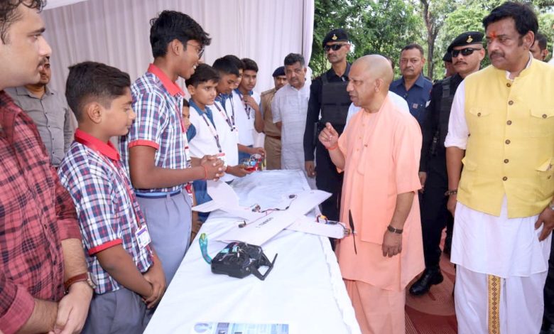 मुख्यमंत्री योगी आदित्यनाथ ने गोरखपुर में बाल मेला सम्मान समारोह में प्रतिभावान छात्र-छात्राओं को सम्मानित किया