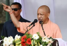 उत्तर प्रदेश के मुख्यमंत्री योगी आदित्यनाथ प्रयागराज में हाईकोर्ट बार एसोसिएशन के सम्मान समारोह को संबोधित करते हुए।