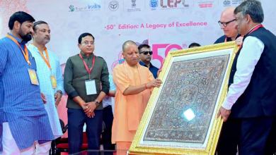 भदोही में मुख्यमंत्री योगी आदित्यनाथ इंडिया कारपेट एक्सपो के स्वर्ण जयंती संस्करण का शुभारंभ करते हुए और विकास परियोजनाओं की सौगात देते हुए।