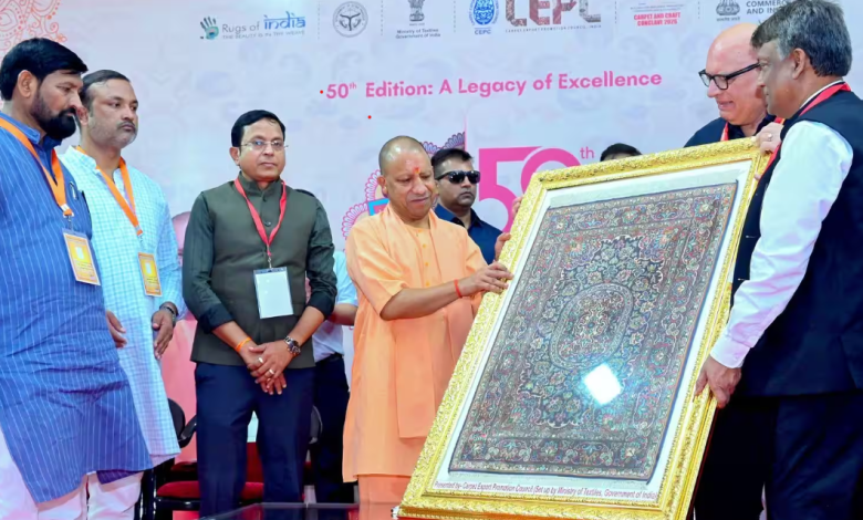 भदोही में मुख्यमंत्री योगी आदित्यनाथ इंडिया कारपेट एक्सपो के स्वर्ण जयंती संस्करण का शुभारंभ करते हुए और विकास परियोजनाओं की सौगात देते हुए।