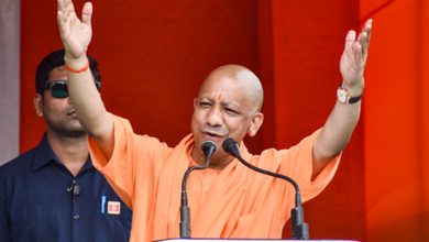 उत्तर प्रदेश सरकार द्वारा आंगनबाड़ी कार्यकत्रियों और सहायिकाओं को हर साल तीन साड़ियां देने के कैबिनेट निर्णय से संबंधित समाचार।