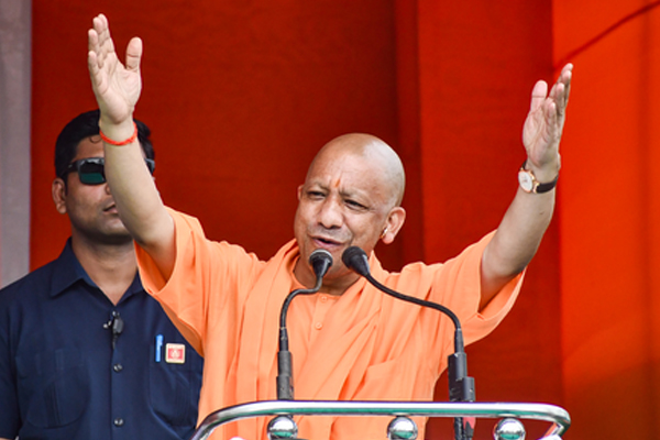 उत्तर प्रदेश सरकार द्वारा आंगनबाड़ी कार्यकत्रियों और सहायिकाओं को हर साल तीन साड़ियां देने के कैबिनेट निर्णय से संबंधित समाचार।
