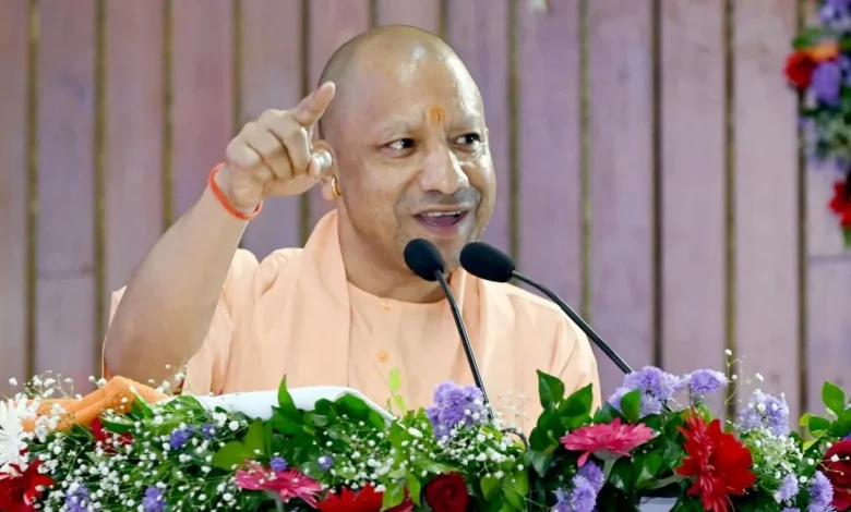 उत्तर प्रदेश में राज्य कर्मचारियों के लिए स्पेशल सैलरी अकाउंट, एक करोड़ रुपये तक का व्यक्तिगत दुर्घटना बीमा और अन्य वित्तीय सुरक्षा सुविधाओं से जुड़े योगी सरकार के एमओयू की खबर।