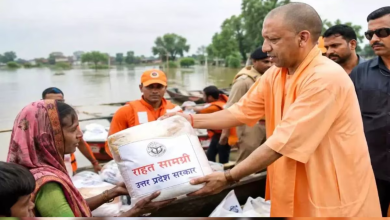 लखनऊ के बाढ़ प्रभावित इलाकों में नावों से भोजन, राशन और पेयजल पहुंचाती नगर निगम की टीमें। योगी सरकार के निर्देश पर राहत अभियान जारी।