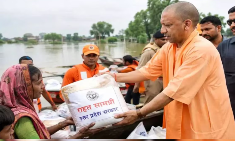 लखनऊ के बाढ़ प्रभावित इलाकों में नावों से भोजन, राशन और पेयजल पहुंचाती नगर निगम की टीमें। योगी सरकार के निर्देश पर राहत अभियान जारी।