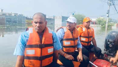 लखनऊ के बाढ़ प्रभावित फैजुल्लागंज इलाके में जिलाधिकारी विशाख जी. और संयुक्त पुलिस आयुक्त बबलू कुमार नाव से स्थिति का जायजा लेते हुए।