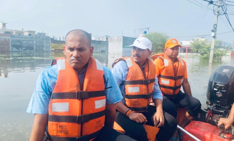 लखनऊ के बाढ़ प्रभावित फैजुल्लागंज इलाके में जिलाधिकारी विशाख जी. और संयुक्त पुलिस आयुक्त बबलू कुमार नाव से स्थिति का जायजा लेते हुए।