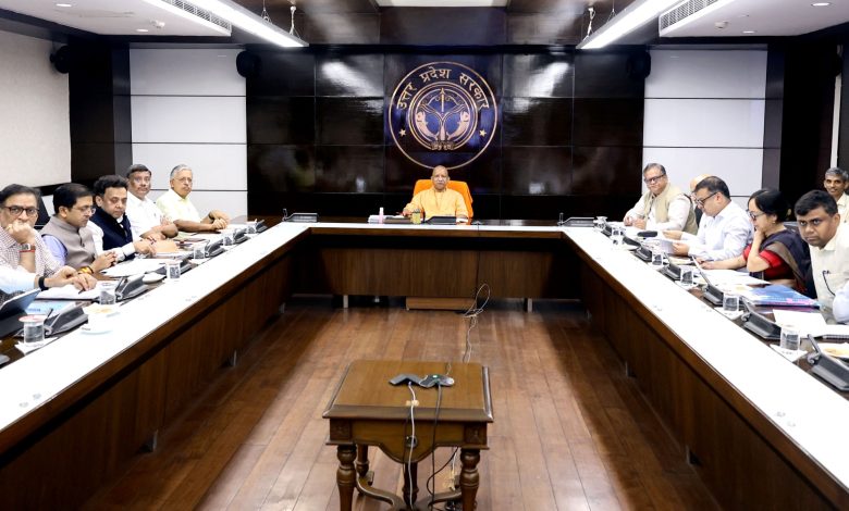 मुख्यमंत्री योगी आदित्यनाथ लखनऊ में सीएम-समीक्षा की आठवीं बैठक के दौरान उत्तर प्रदेश की विकास परियोजनाओं और जनकल्याणकारी योजनाओं की समीक्षा करते हुए।