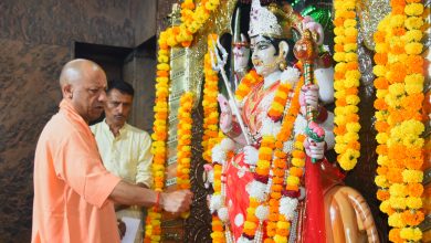 मुख्यमंत्री योगी आदित्यनाथ ने शारदीय नवरात्रि के प्रथम दिन बलरामपुर के तुलसीपुर स्थित मां पाटेश्वरी मंदिर में दर्शन-पूजन किया और मंदिर की व्यवस्थाओं का निरीक्षण किया।