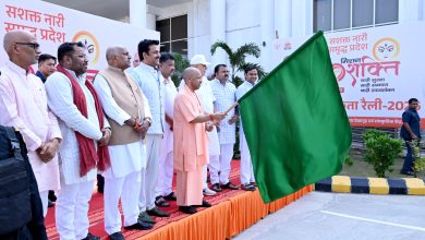 मुख्यमंत्री योगी आदित्यनाथ गोरखपुर में आपदा प्रभावित किसानों को सहायता राशि के चेक सौंपते हुए और 9.18 लाख किसानों के खातों में 493 करोड़ रुपये की राहत राशि हस्तांतरित करते हुए।