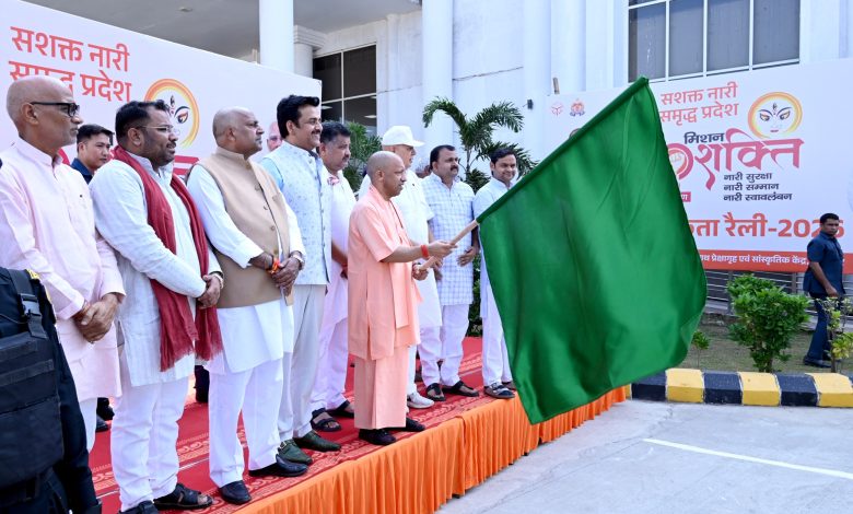 मुख्यमंत्री योगी आदित्यनाथ गोरखपुर में आपदा प्रभावित किसानों को सहायता राशि के चेक सौंपते हुए और 9.18 लाख किसानों के खातों में 493 करोड़ रुपये की राहत राशि हस्तांतरित करते हुए।