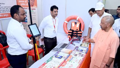 मुख्यमंत्री योगी आदित्यनाथ गोरखपुर में आपदा प्रभावित किसानों को 493 करोड़ रुपये की सहायता राशि जारी करते हुए।