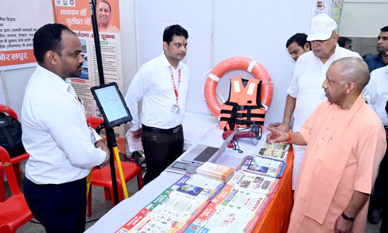 मुख्यमंत्री योगी आदित्यनाथ गोरखपुर में आपदा प्रभावित किसानों को 493 करोड़ रुपये की सहायता राशि जारी करते हुए।