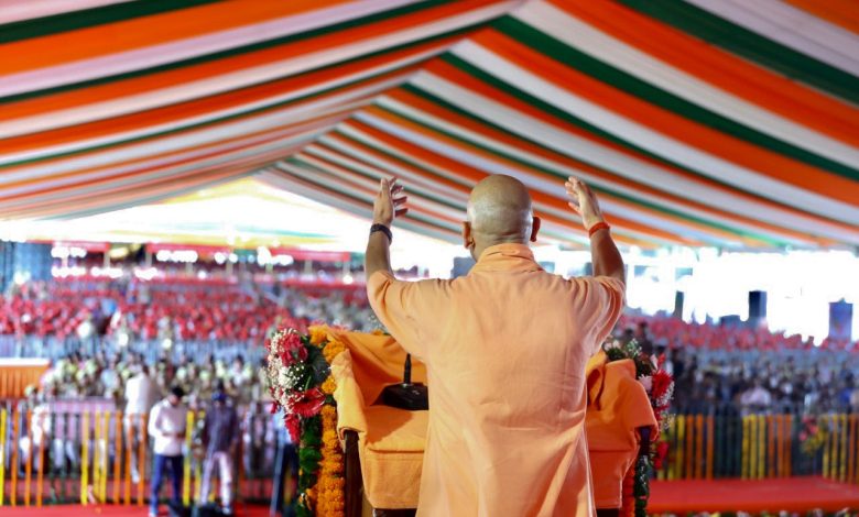 मुख्यमंत्री योगी आदित्यनाथ 13 अक्टूबर 2026 को बरेली में ग्राम प्रहरियों के सम्मान समारोह को संबोधित करते हुए।