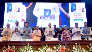 लखनऊ के लोकभवन में अपनी आत्मकथा के हिंदी संस्करण के विमोचन समारोह के दौरान पूर्व राष्ट्रपति रामनाथ कोविन्द।