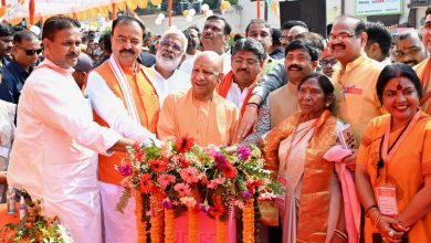 मुख्यमंत्री योगी आदित्यनाथ प्रयागराज में स्वतंत्रता संग्राम सेनानी महाशय मसुरियादीन पासी की प्रतिमा का अनावरण करते हुए।