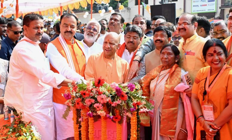 मुख्यमंत्री योगी आदित्यनाथ प्रयागराज में स्वतंत्रता संग्राम सेनानी महाशय मसुरियादीन पासी की प्रतिमा का अनावरण करते हुए।