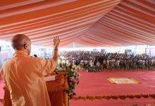मुख्यमंत्री योगी आदित्यनाथ प्रयागराज के कसारी-मसारी में पद्मलोक आवासीय योजना का भूमि पूजन करते हुए।