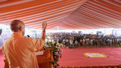मुख्यमंत्री योगी आदित्यनाथ प्रयागराज के कसारी-मसारी में पद्मलोक आवासीय योजना का भूमि पूजन करते हुए।