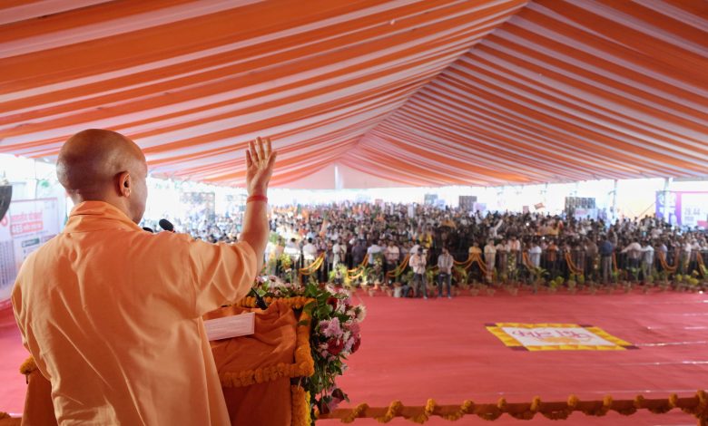 मुख्यमंत्री योगी आदित्यनाथ प्रयागराज के कसारी-मसारी में पद्मलोक आवासीय योजना का भूमि पूजन करते हुए।