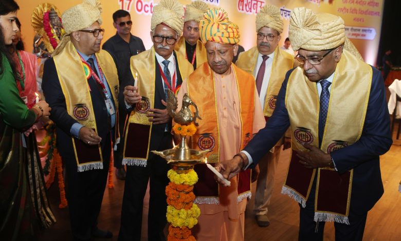सीएम योगी आदित्यनाथ का लखनऊ में विधि विश्वविद्यालय के दीक्षांत समारोह में कानून का राज, माफियाराज और AI की भूमिका पर संबोधन।
