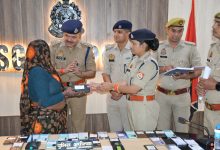 मिशन शक्ति 6.0 अभियान के तहत कासगंज पुलिस द्वारा बरामद किए गए गुम मोबाइल फोन और मोबाइल वापस पाने वाले लोग।