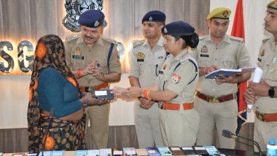 मिशन शक्ति 6.0 अभियान के तहत कासगंज पुलिस द्वारा बरामद किए गए गुम मोबाइल फोन और मोबाइल वापस पाने वाले लोग।
