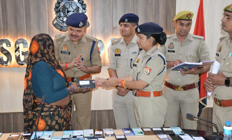 मिशन शक्ति 6.0 अभियान के तहत कासगंज पुलिस द्वारा बरामद किए गए गुम मोबाइल फोन और मोबाइल वापस पाने वाले लोग।