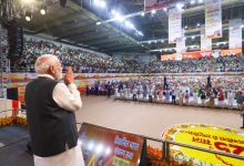 नई दिल्ली के इंदिरा गांधी इंडोर स्टेडियम में सेवा ज्योति कार्यक्रम को संबोधित करते प्रधानमंत्री नरेंद्र मोदी।