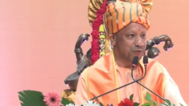 मुख्यमंत्री योगी आदित्यनाथ लखनऊ में भाजपा के शिक्षक-स्नातक सम्मेलन को संबोधित करते हुए।