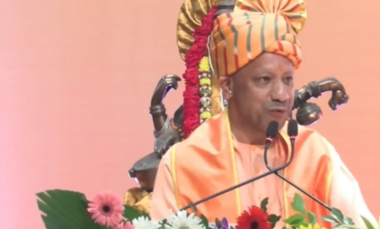 मुख्यमंत्री योगी आदित्यनाथ लखनऊ में भाजपा के शिक्षक-स्नातक सम्मेलन को संबोधित करते हुए।