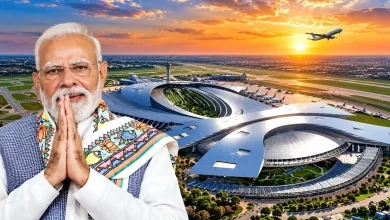 मुख्यमंत्री योगी आदित्यनाथ लखनऊ में पत्रकार वार्ता के दौरान जेवर स्थित नोएडा इंटरनेशनल एयरपोर्ट का नाम नरेंद्र मोदी के नाम पर रखने के कैबिनेट प्रस्ताव की जानकारी देते हुए।